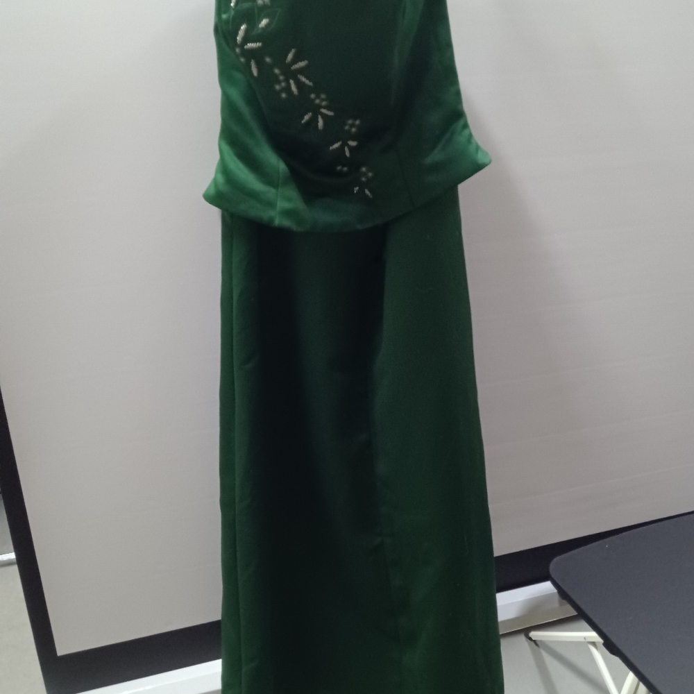 Beautiful emerald green 💚 two piece strapless dress